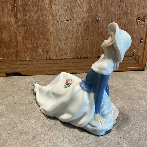 Vintage Dalia Lady Figurine, Handcrafted Porcelain, Made in Mexico - Picture 2 of 10